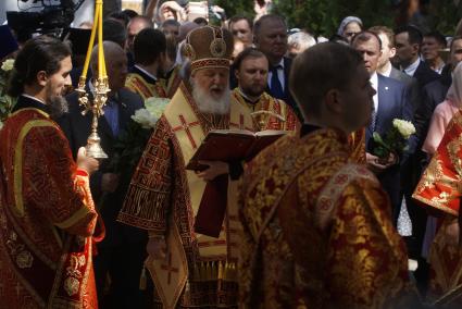 Свердловская область. Алапаевск. Патриарх Кирилл ведет службу у креста, у места, где в июле 1918 года были убиты члены Дома Романовых, и где построен храм Федоровской иконы Божией Матери, на территории мужского монастыря