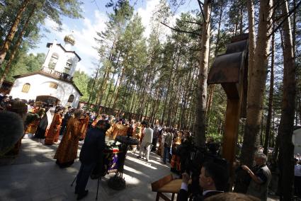 Свердловская область. Алапаевск. Крест у места, где в июле 1918 года были убиты члены Дома Романовых, и где построен храм Федоровской иконы Божией Матери, на территории мужского монастыря