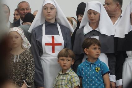 Свердловская область. Алапаевск. Дети и сестры милосердия во время освящения храма Федоровской иконы Божией Матери патриархом Кириллом. Храм построен на территории мужского монастыря, у места, где в июле 1918 года были убиты члены Дома Романовых