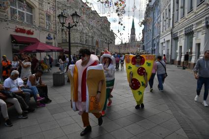 Москва. Молодые люди рекламных костюмах на Никольской улице.