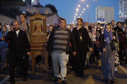 Екатеринбург. \'Царские дни\'. 100-летие с дня гибели семьи Романовых. Крестный ход по последнему пути царской семьи, до Ганиной ямы.