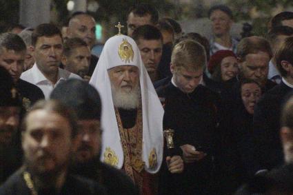 Екатеринбург. \'Царские дни\'. 100-летие с дня гибели семьи Романовых. Патриарх Кирилл (в центре) во время крестного хода по последнему пути царской семьи, до Ганиной ямы.