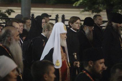 Екатеринбург. \'Царские дни\'. 100-летие с дня гибели семьи Романовых. Патриарх Кирилл (в центре) во время крестного хода по последнему пути царской семьи, до Ганиной ямы.