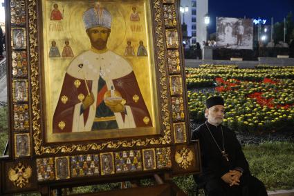 Екатеринбург. \'Царские дни\'. 100-летие с дня гибели семьи Романовых. Православный священник у храма на крови, перед началом крестного хода по последнему пути царской семьи, до Ганиной ямы.