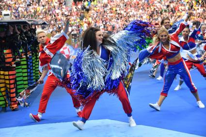 Москва. Выступление артистов во время церемонии закрытия чемпионата мира по футболу - 2018 на стадионе Лужники перед финальным матчем между сборными Франции и Хорватии.