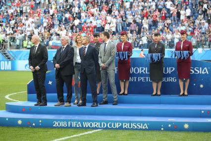 Санкт-Петербург. Прездиент FIFA Джанни Инфантино,  президент Королевской бельгийской футбольной ассоциации Жерар Линард и исполнительный директор футбольной ассоциации Англии Мартин Гленн  (слева направо) на  церемонии награждения игроков сборной Бельгии, занявших третье место на чемпионате мира по футболу - 2018, после матча между сборными командами Бельгии и Англии.