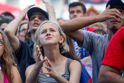 Санкт-Петербург. Болельщики в фанзоне FIFA на Конюшенной площади во время просмотра трансляции  матча Англия - Бельгия.