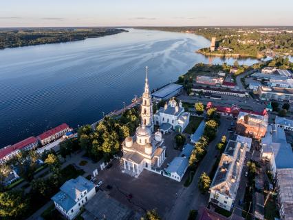 Кинешма. Вид с высоты птичьего полета на Троицко-Успенский кафедральный собор.