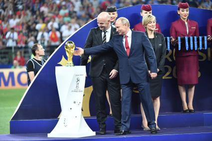 Москва. Президент FIFA Джанни Инфантино и президент РФ Владимир Путин (слева направо) во время церемонии награждения победителей в финальном матче ЧМ-2018 по футболу между сборными Франции и Хорватии на стадионе `Лужники`.