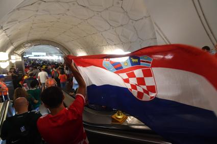 Москва. Хорватские болельщики на эскалаторе метрополитена после окончания финального матча ЧМ-2018 между сборными Франции и Хорватии.