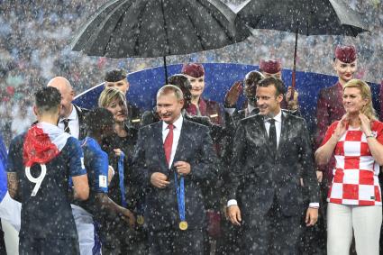 Москва. Президент FIFA Джанни Инфантино, президент РФ Владимир Путин, президент Франции Эммануэль Макрон, президент Хорватии Колинда Грабар-Китарович (слева направо) во время церемонии награждения победителей в финальном матче ЧМ-2018 по футболу между сборными Франции и Хорватии на стадионе `Лужники`.