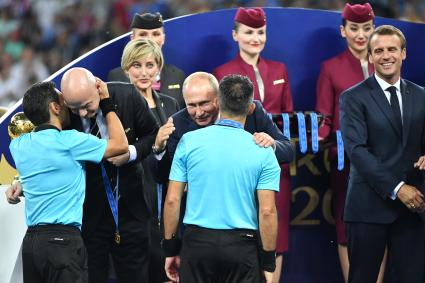 Москва. Президент FIFA Джанни Инфантино, президент РФ Владимир Путин, президент Франции Эммануэль Макрон (слева направо) во время церемонии награждения победителей в финальном матче ЧМ-2018 по футболу между сборными Франции и Хорватии на стадионе `Лужники`.