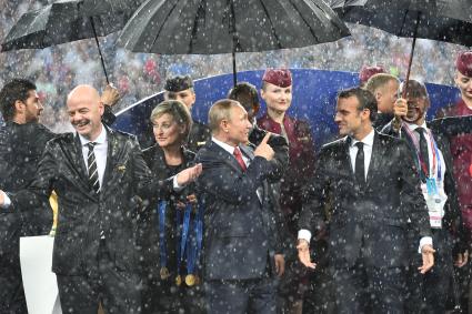 Москва. Президент FIFA Джанни Инфантино, президент РФ Владимир Путин, президент Франции Эммануэль Макрон (слева направо) во время церемонии награждения победителей в финальном матче ЧМ-2018 по футболу между сборными Франции и Хорватии на стадионе `Лужники`.