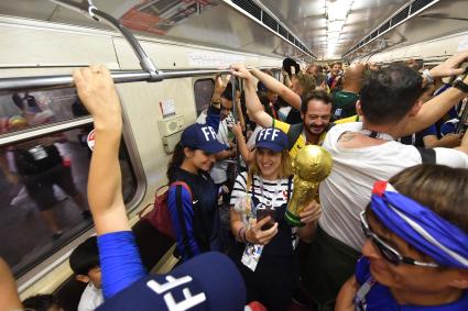 Москва. Болельщики сборной Франции фотографируются в вагоне  метрополитена после окончания финального матча ЧМ-2018 между сборными Франции и Хорватии.