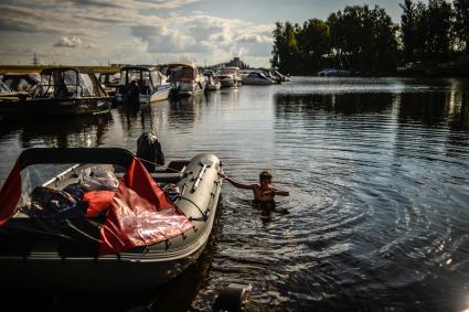 Нижегродская область, г. Городец. Лодка корреспондентов `Комсомольской правды` на стоянке.