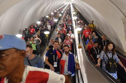 Москва. Хорватские болельщики на эскалаторе метрополитена после окончания финального матча ЧМ-2018 между сборными Франции и Хорватии.