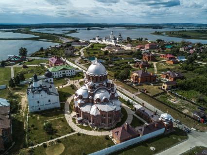 Татарстан, с. Свияжск. Вид на Свияжский Иоанно-Предтеченский монастырь с высоты птичьего полета.