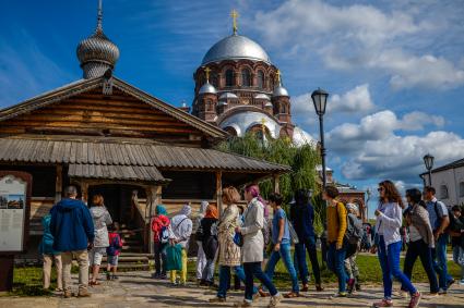 Татарстан, с. Свияжск. Туристы на территории Свияжского Иоанно-Предтеченского монастыря.