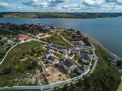 Татарстан, с. Свияжск. Вид на Свияжский Успенский монастырь с высоты птичьего полета.