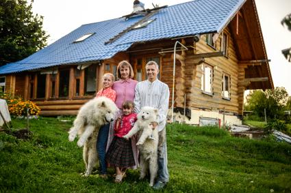 Татарстан, д. Антоновка. Семья Плужниковых, переехавшая в Антоновку из Москвы.