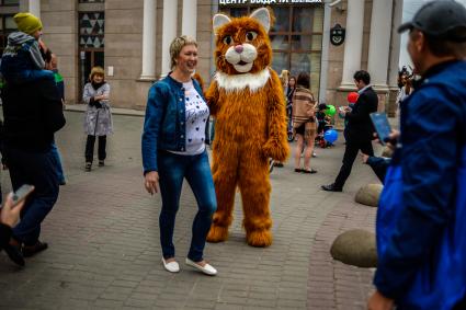 Татарстан, Казань. Аниматор в костюме кота на улице Баумана.