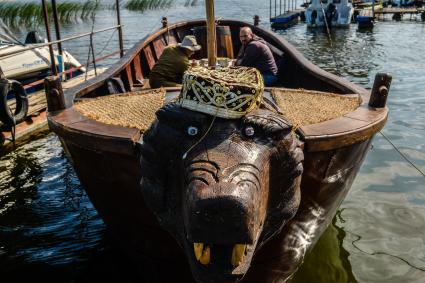 Татарстан, Казань. Самодельная деревянная лодка - шняка, изготовленная Александром Сидоровым.