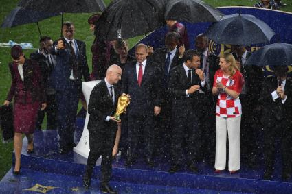 Москва. Президент FIFA Джанни Инфантино, президент РФ Владимир Путин, президент Франции Эммануэль Макрон и президент Хорватии Колинда Грабар-Китарович (слева направо) во время церемонии награждения после финального матча чемпионата мира по футболу - 2018 между сборными командами Франции и Хорватии на стадионе `Лужники`.