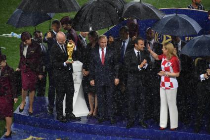 Москва. Президент FIFA Джанни Инфантино, президент РФ Владимир Путин, президент Франции Эммануэль Макрон и президент Хорватии Колинда Грабар-Китарович (слева направо) во время церемонии награждения после финального матча чемпионата мира по футболу - 2018 между сборными командами Франции и Хорватии на стадионе `Лужники`.