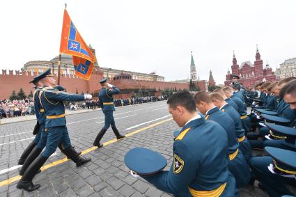 Москва. Во время торжественной церемонии, посвященной выпуску курсантов и кадетов вузов МЧС России на Красной площади.