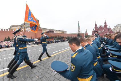 Москва. Во время торжественной церемонии, посвященной выпуску курсантов и кадетов вузов МЧС России  на Красной площади.