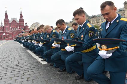 Москва. Во время торжественной церемонии, посвященной выпуску курсантов и кадетов вузов МЧС России  на Красной площади.