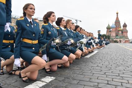 Москва. Во время торжественной церемонии, посвященной выпуску курсантов и кадетов вузов МЧС России  на Красной площади.