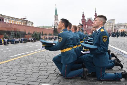 Москва. Во время торжественной церемонии, посвященной выпуску курсантов и кадетов вузов МЧС России на Красной площади.