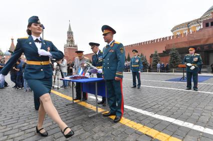 Москва. Вручение дипломов  на торжественной церемонии, посвященной выпуску курсантов и кадетов вузов МЧС России  на Красной площади.