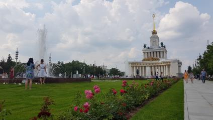 Москва. Вид на главную аллею и Центральный павильон ВДНХ после реставрации.