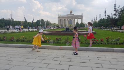 Москва. Дети играют на главной аллее ВДНХ после реставрации.