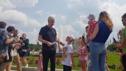 Москва. Мэр Москвы Сергей Собянин на главной аллее ВДНХ после реставрации.