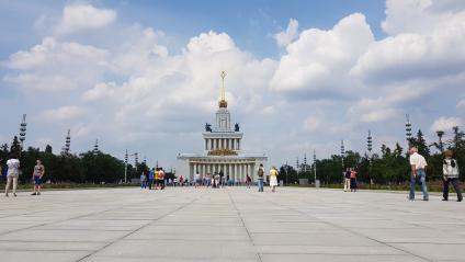 Москва. Вид на главную аллею и Центральный павильон ВДНХ после реставрации.