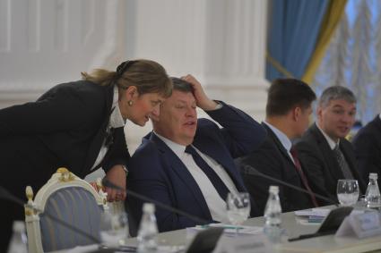Москва. Помощница Госсекретаря Союзного государства Елена Овчаренко (слева) на заседании Группы высокого уровня Совета Министров Союзного государства в Доме приемов Правительства РФ.