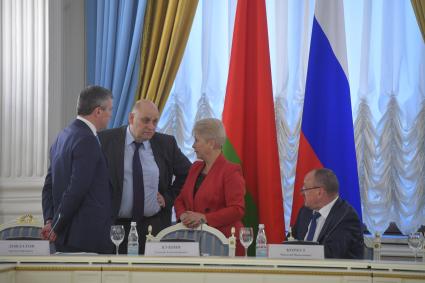 Москва. Заместитель председателя Внешэкономбанка Артем Довлатов (слева), заместители государственного секретаря Союзного государства Алексей Кубрин (второй слева) и Николай Корбут (справа) на заседании Группы высокого уровня Совета Министров Союзного государства в Доме приемов Правительства РФ.