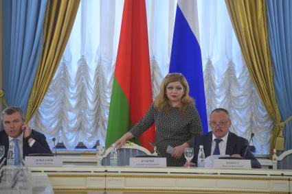 Москва. Заместитель государственного секретаря Союзного государства Николай Корбут (справа) на заседании Группы высокого уровня Совета Министров Союзного государства в Доме приемов Правительства РФ.