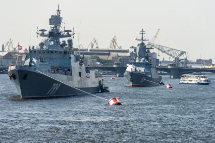 Санкт-Петербург. Боевые суда ВМФ России фрегат`Адмирал Макаров` и корвет `Сообразительный` заняли место в акватории Невы во время подготовки к участию в морском параде.
