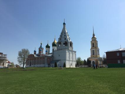 Коломна. Вид на Успенский Кафедральный собор и соборную колокольню кремля.