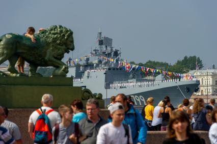 Санкт-Петербург. Фрегат `Адмирал Макаров`во время
репетиции Главного военно-морского парада в честь дня Военно-Морского Флота.