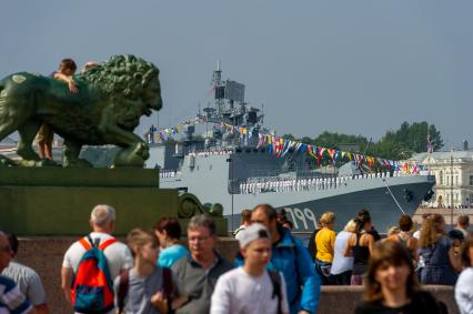 Санкт-Петербург. Фрегат `Адмирал Макаров`во время 
репетиции Главного военно-морского парада в честь дня Военно-Морского Флота.