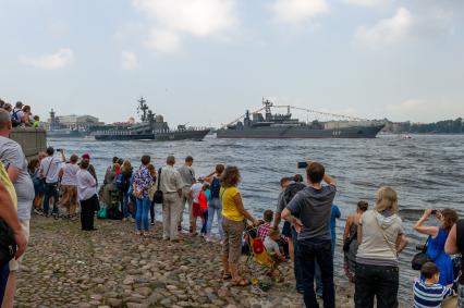 Санкт-Петербург. Зрители на репетиции Главного военно-морского парада в честь  Дня  Военно-Морского Флота.