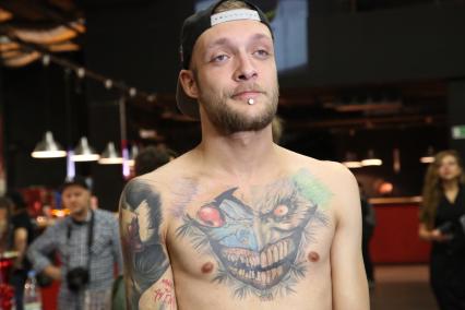 Диск269. Арт-фестиваль THE MOSCOW TATTOO SHOW. 2015. На снимке: мужчина с татуировкой на груди