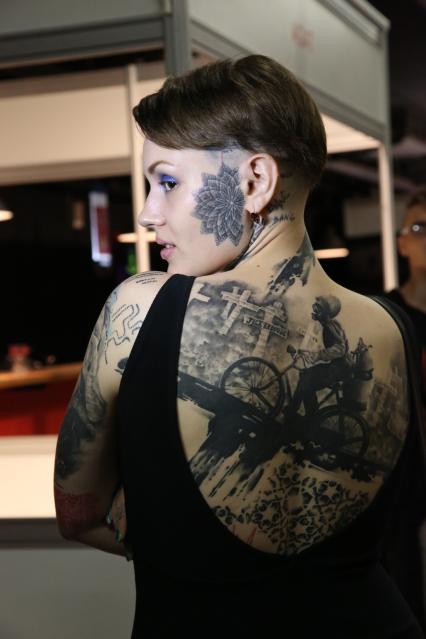 Диск269. Арт-фестиваль THE MOSCOW TATTOO SHOW. 2015. На снимке: девушка с татуировкой на спине