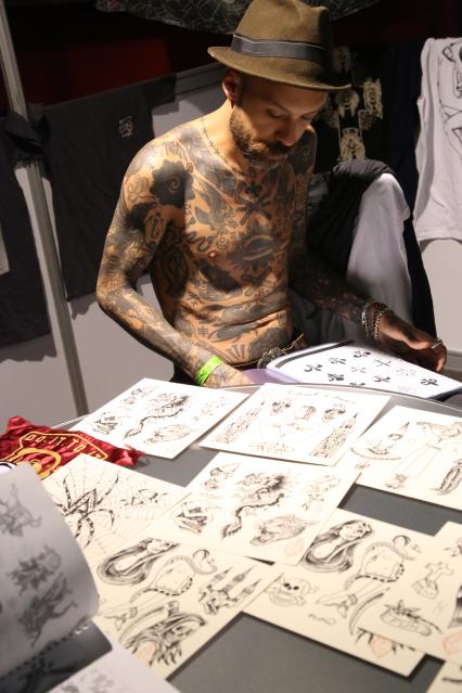 Диск269. Арт-фестиваль THE MOSCOW TATTOO SHOW. 2015. На снимке: мужчина выбирает рисунок для татуировки