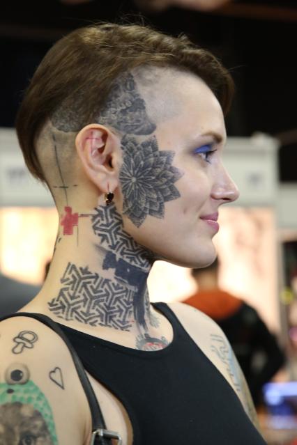 Диск269. Арт-фестиваль THE MOSCOW TATTOO SHOW. 2015. На снимке: девушка с татуировкой на лице и черепе